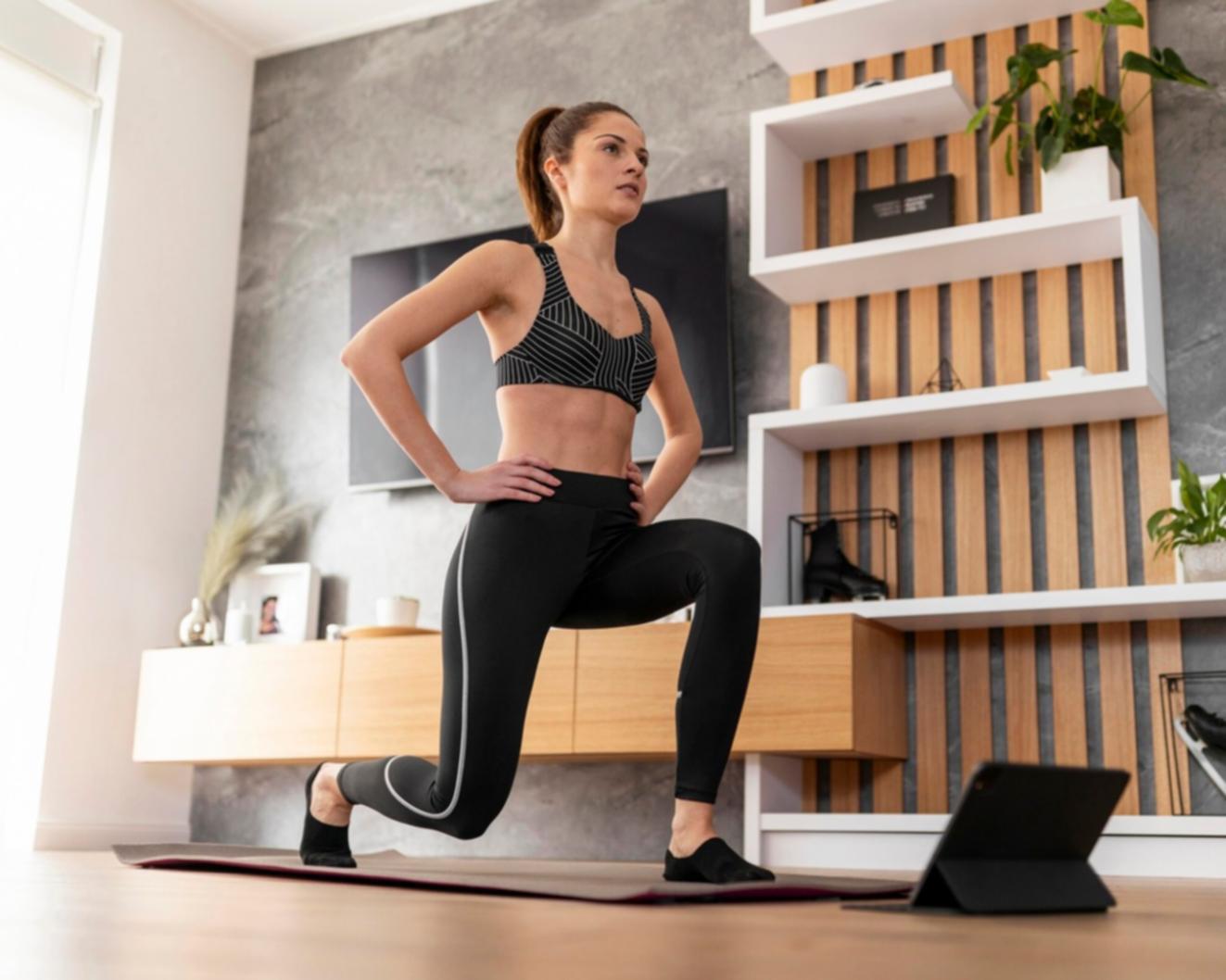 Historische Turnübungen und Geräte im klassischen Gymnastiksaal